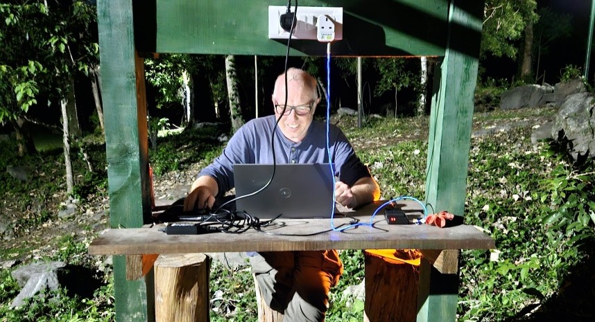  Writing my trip report in my jungle office © Richard Baines